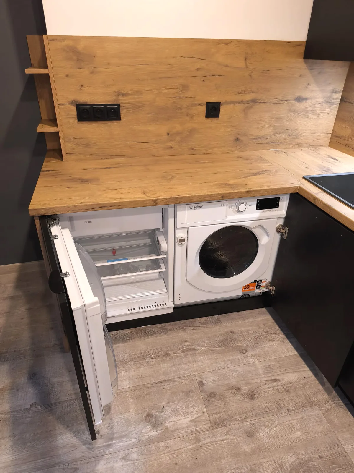 Küchenschrank mit eingebauter Waschmaschine und ausziehbarem Cargo